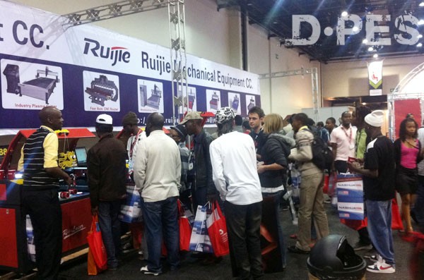 2012南非廣告展最火熱展位-銳捷機(jī)械，觀眾看機(jī)器需排隊(duì)！